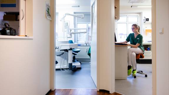 Räumlichkeiten Zahnarztpraxis und Zahnarzthelferin