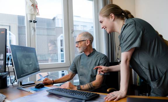 Dr. Ohmsen und Dr. Blankenburg am PC