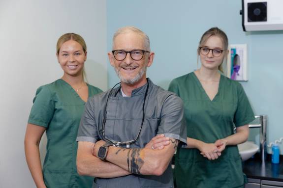 Doctor Ohmsen und 2 Zahnarzthelferinnen