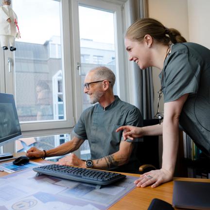 Dr. Ohmsen und Dr. Blankenburg am PC